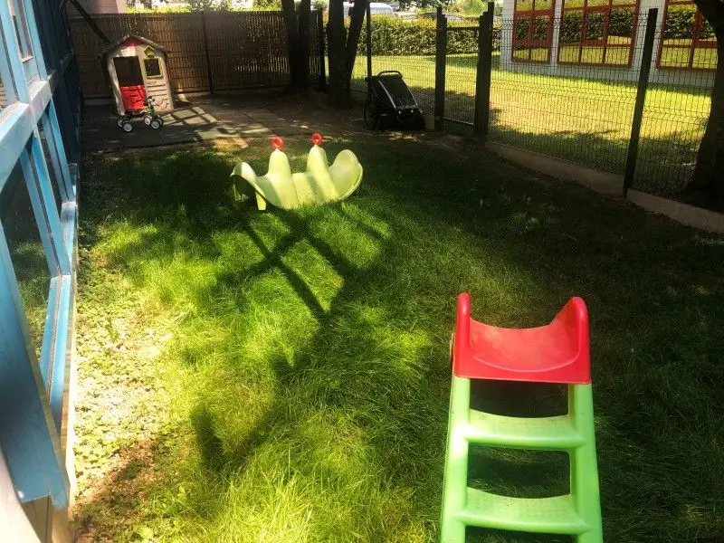 Jardin extérieur de la micro-crèche à Saint-Grégoire