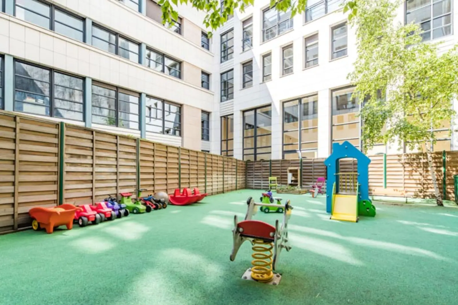 Cour extérieure de jeux de la crèche Paris 9 Victoire