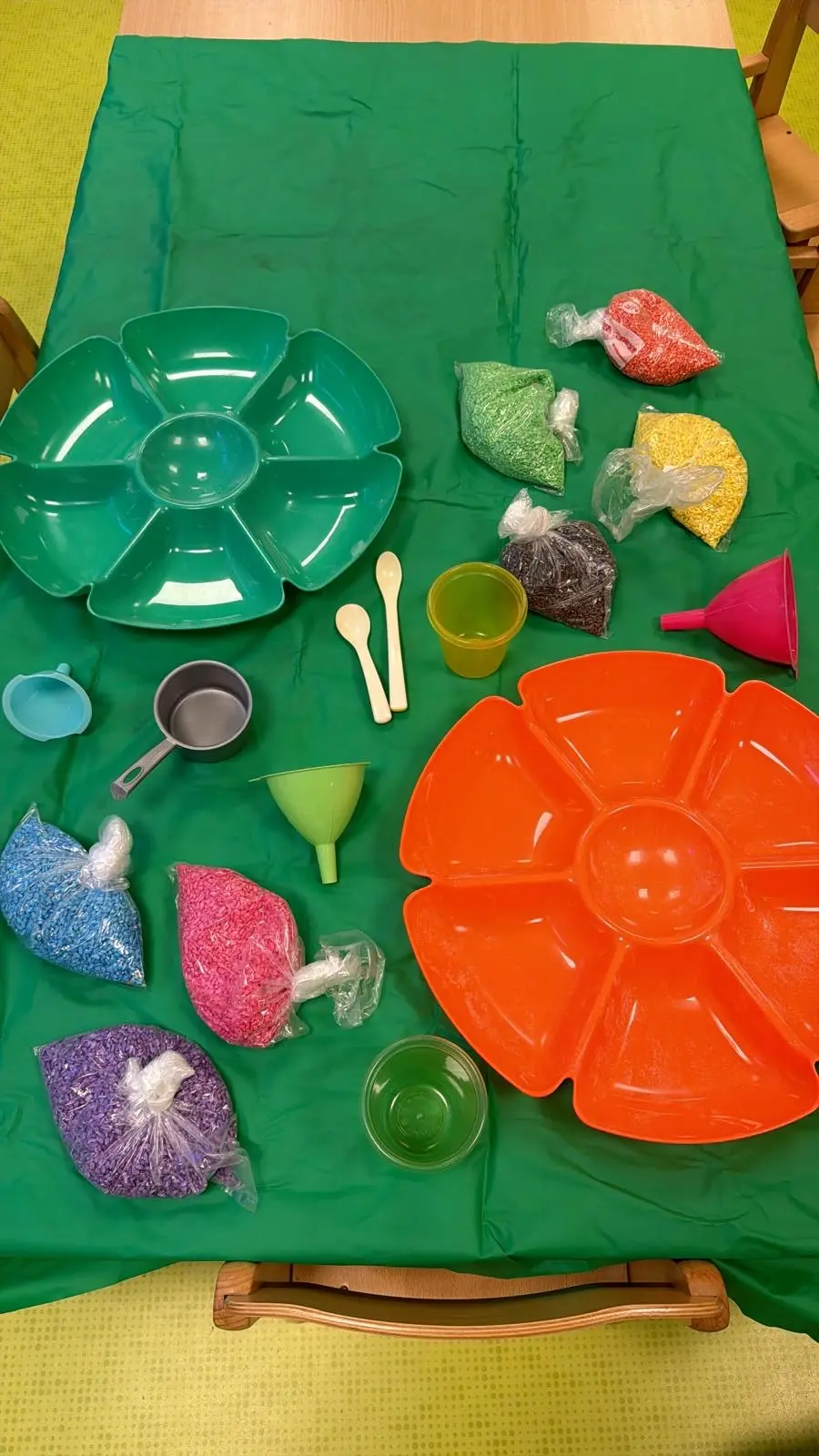 Matériel d'atelier créatif préparé pour les enfants à Kinderworld Guebwiller