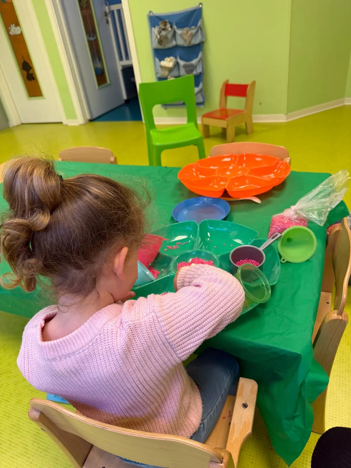 Enfant participant à un atelier sensoriel à la micro-crèche Kinderworld Guebwiller
