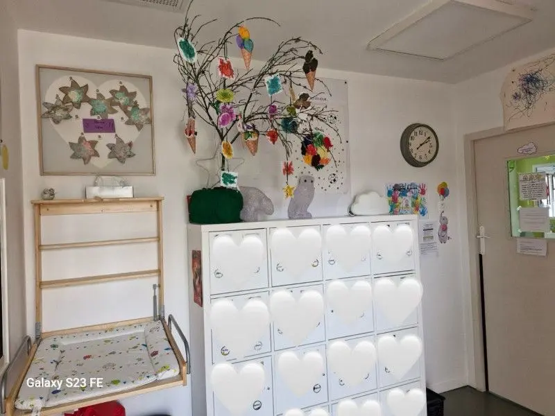 Espace vestiaire de la micro-crèche Les P'tits Pieds des Chérubins à Albi