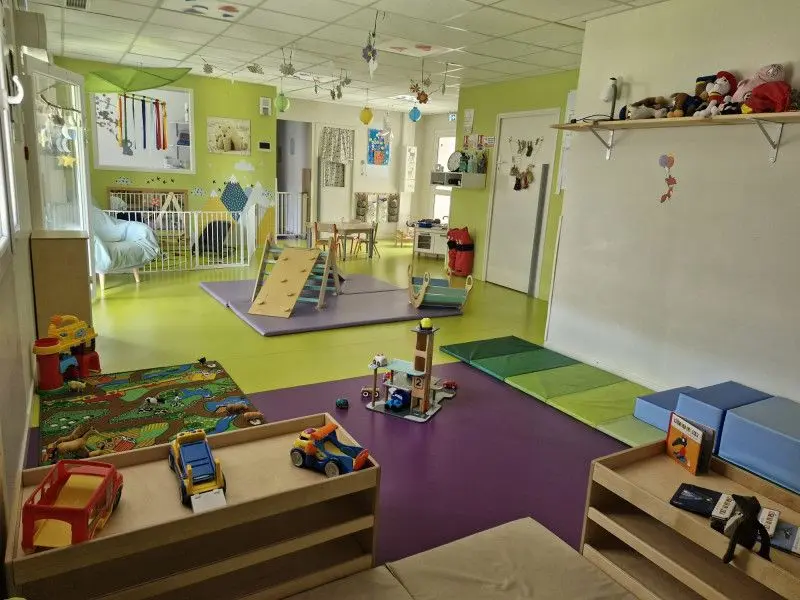 Salle d'éveil et de jeux de la micro-crèche Les P'tits Pieds des Chérubins à Albi