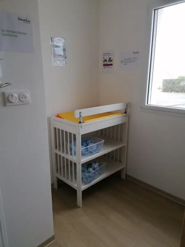 Espace de change de la micro-crèche Doudou et les Chérubins de Villeneuve-en-Retz