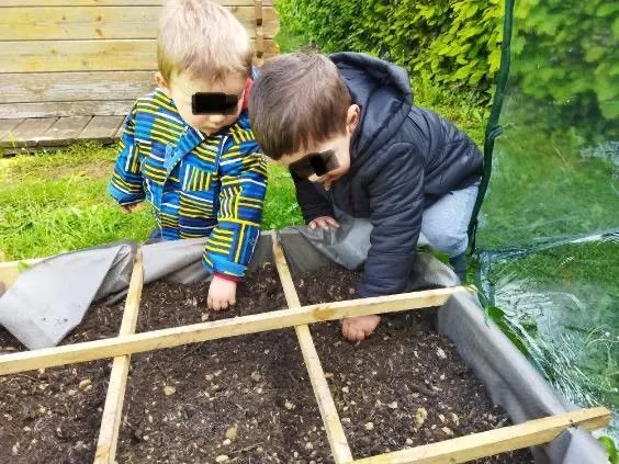 Activité potager des enfants à la micro-crèche La Maison des Doudou'z à Quincampoix