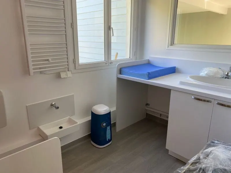 Espace change de la micro-crèche La Maison des Doudou'z à Quincampoix