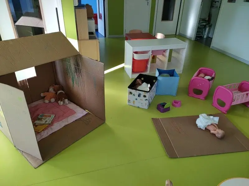 Coin cabane et poupons de la micro-crèche Les Chérubins de la Sainte Baume à Saint-Maximin