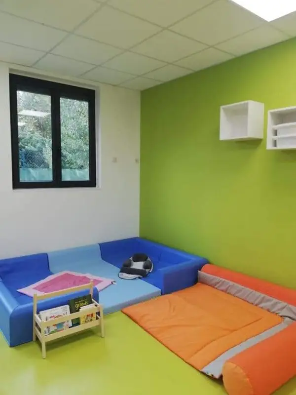 Coin repos et bibliothèque de la micro-crèche Les Chérubins de la Sainte Baume à Saint-Maximin