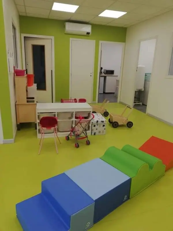 Espace motricité et rangements de la micro-crèche Les Chérubins de la Sainte Baume à Saint-Maximin