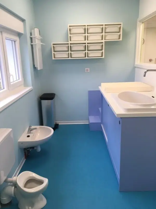 Salle de bain et de change de la micro-crèche à Lupstein