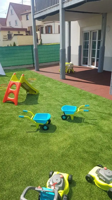 Jardin extérieur sécurisé de la micro-crèche Les Chérubins à Soufflenheim