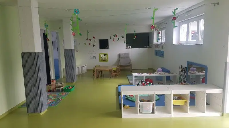 Grande salle de jeu colorée de la micro-crèche Les Chérubins à Soufflenheim