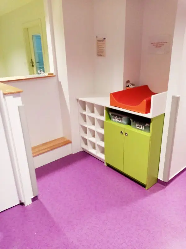 Espace vestiaire et change de la micro-crèche Les Chérubins à Soufflenheim