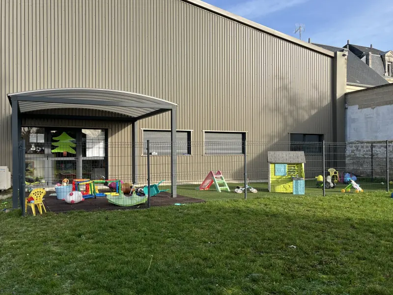 Espace extérieur clôturé de la micro-crèche La Clé des Chérubins à Soissons
