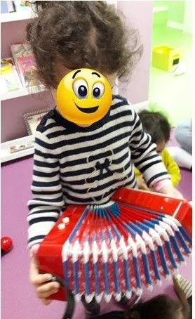 Activité d'éveil musical à la micro-crèche Les Petits Doudous à Sotteville-lès-Rouen