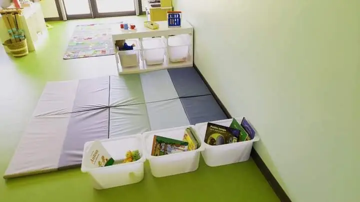 Coin lecture et bacs de livres de la micro-crèche Les Chérubins de Lesparre