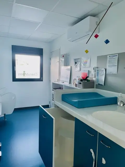 Salle de change de la micro-crèche Les Chérubins de Lesparre