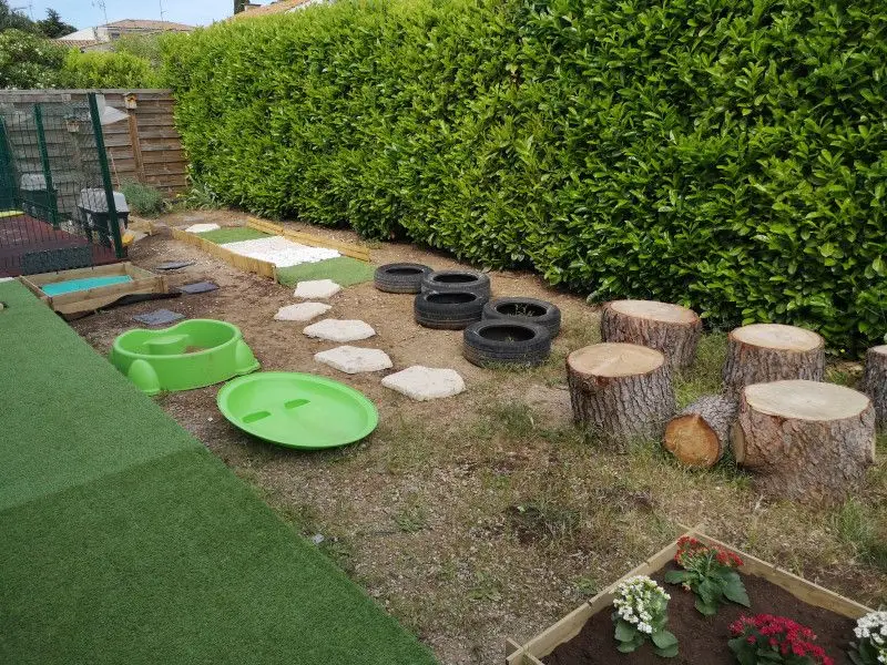 Espace extérieur aménagé de la micro-crèche Les Chérubins de Caissargues
