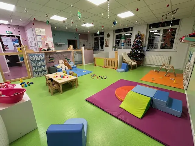 Grande salle de motricité à la micro-crèche de Baincthun