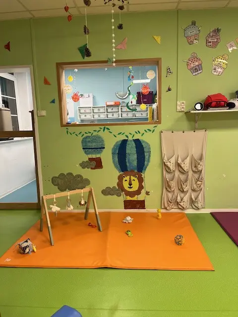 Décoration murale montgolfière à la micro-crèche de Baincthun
