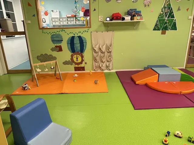 Tapis de motricité colorés à la micro-crèche de Baincthun