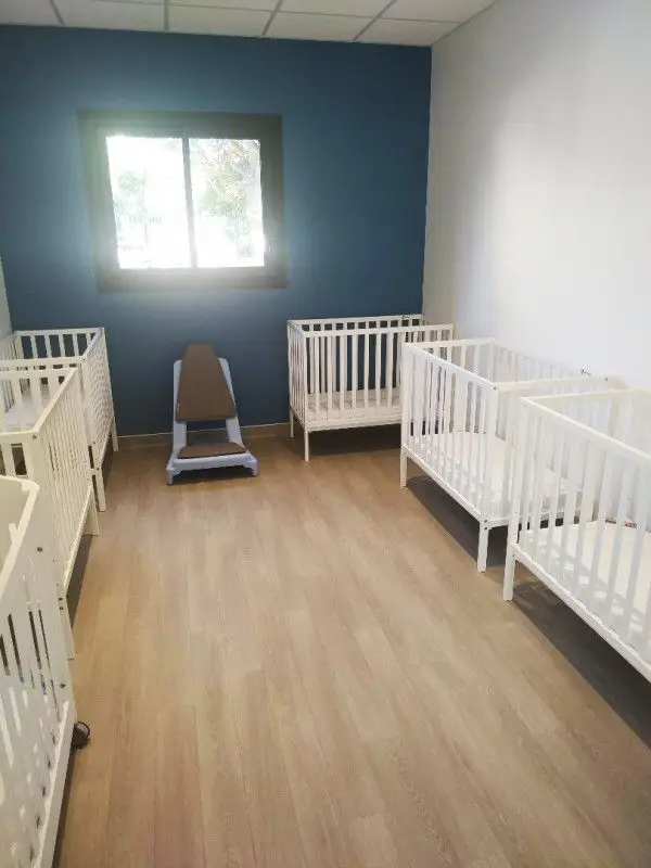 Deuxième dortoir avec lits à barreaux de la micro-crèche de Chatou