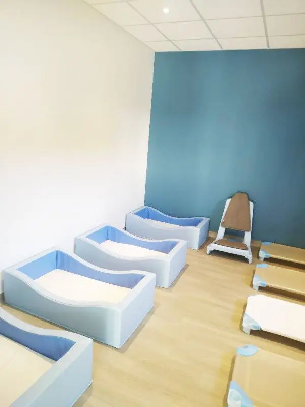 Dortoir avec couchettes basses de la micro-crèche de Chatou