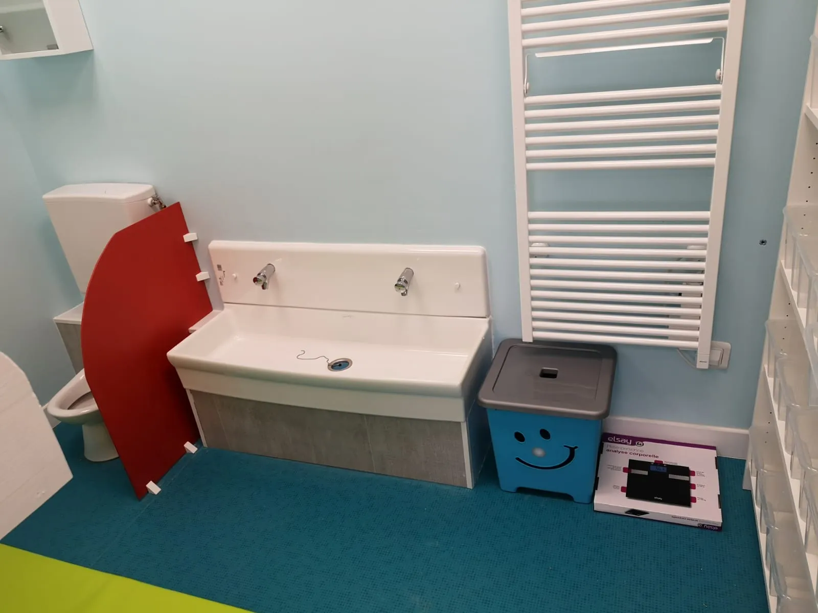 Salle de change et sanitaires de la micro-crèche La Petite Grenouille à Clamart