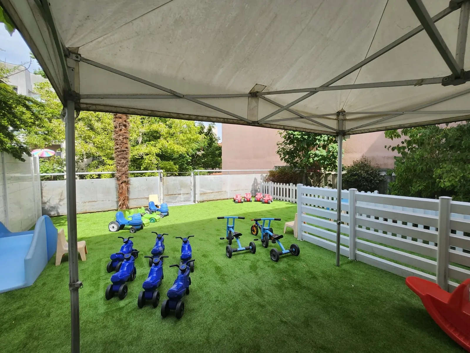 Cour extérieure de jeux de la crèche Nanterre Sud Est