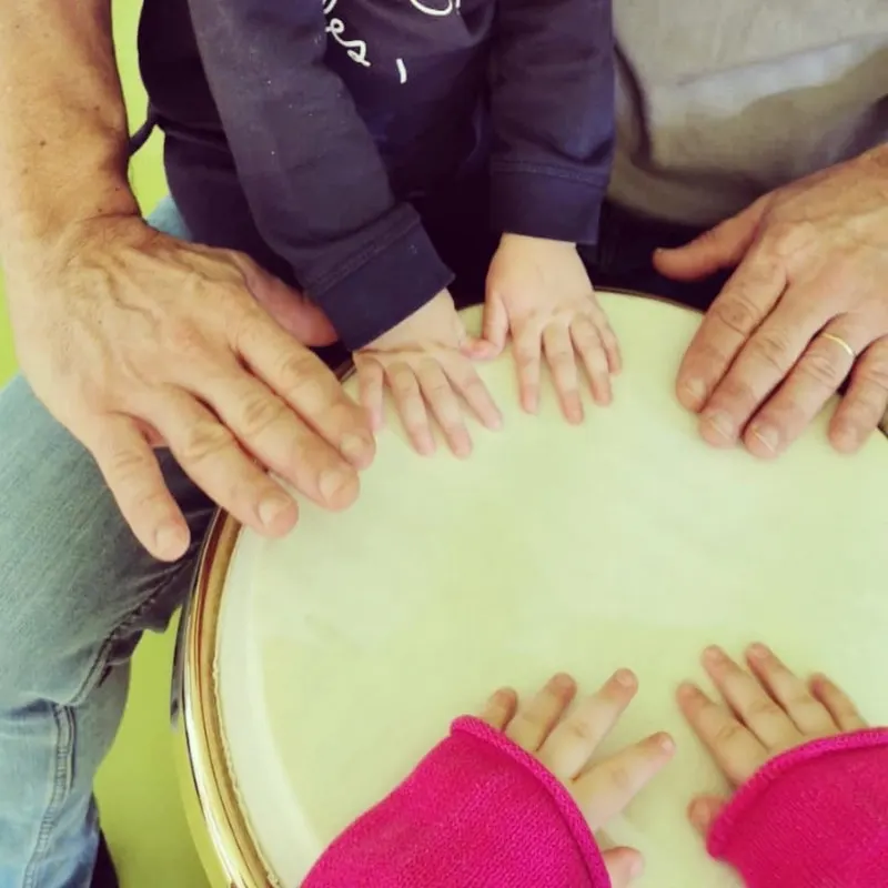 Atelier d'éveil musical avec un tambourin à la micro-crèche de Souvignargues