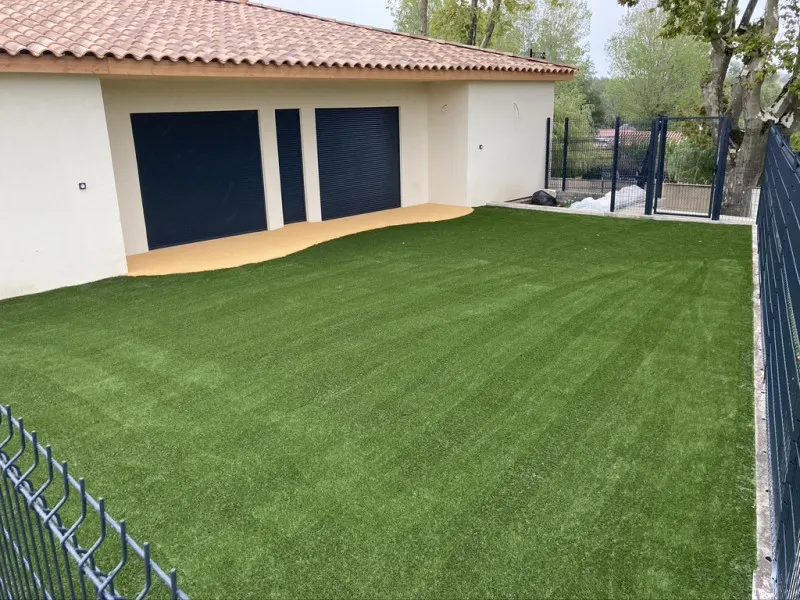 Jardin engazonné et clôturé de la micro-crèche Les Chérubins en Culottes Courtes à Souvignargues