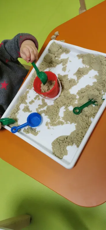 Jeu sensoriel avec bac de sable à la micro-crèche Les Chérubins de Souvignargues