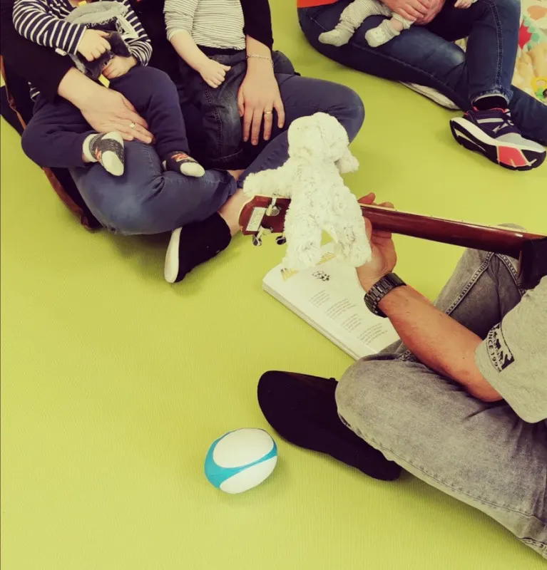 Temps de lecture et de musique en petit groupe à la micro-crèche de Souvignargues