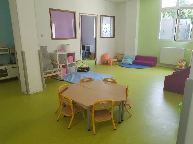 Coin repas de la micro-crèche Premiers Mots des Chérubins à Champigny-sur-Marne (Cœuilly)