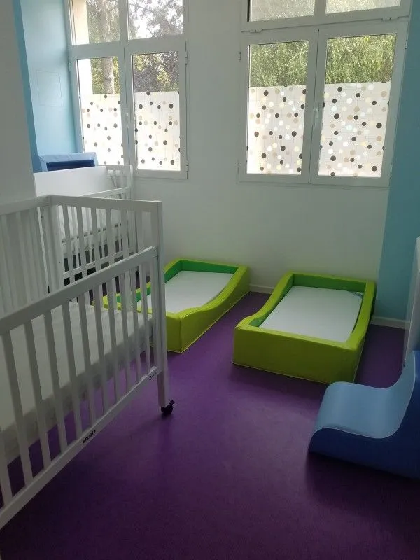 Dortoir aménagé pour la sieste à la micro-crèche de Champigny-sur-Marne