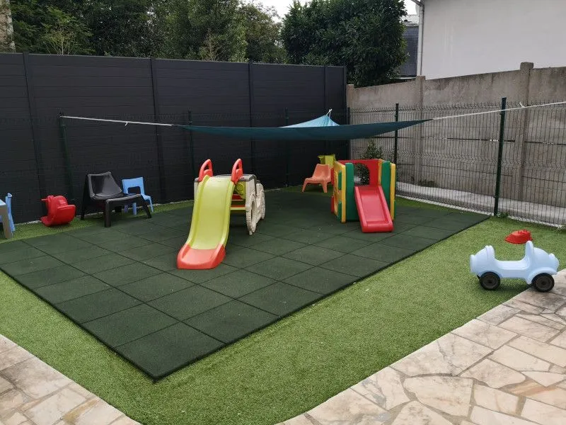 Jardin extérieur sécurisé de la micro-crèche Premiers Mots des Chérubins à Champigny-sur-Marne