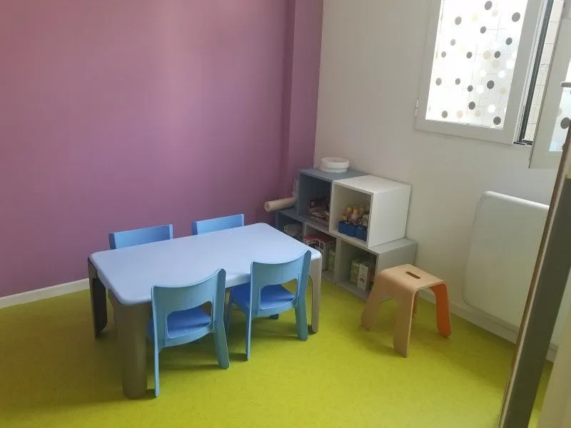 Salle de jeux colorée de la micro-crèche Premiers Mots des Chérubins à Champigny-sur-Marne