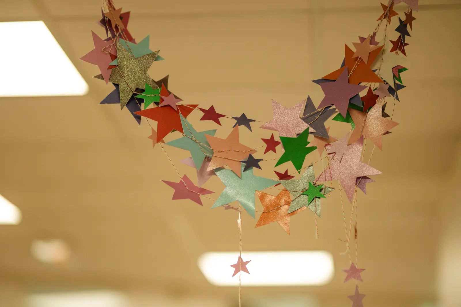 Guirlande d'étoiles réalisée par les enfants de la crèche Sophia à Mougins