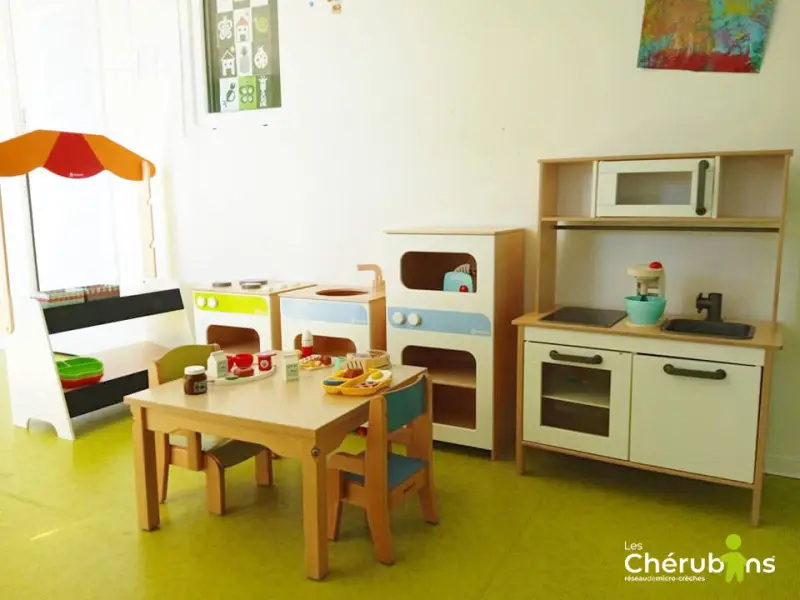 Coin cuisine pour enfants de la micro-crèche Les Chérubins à Saint-Grégoire