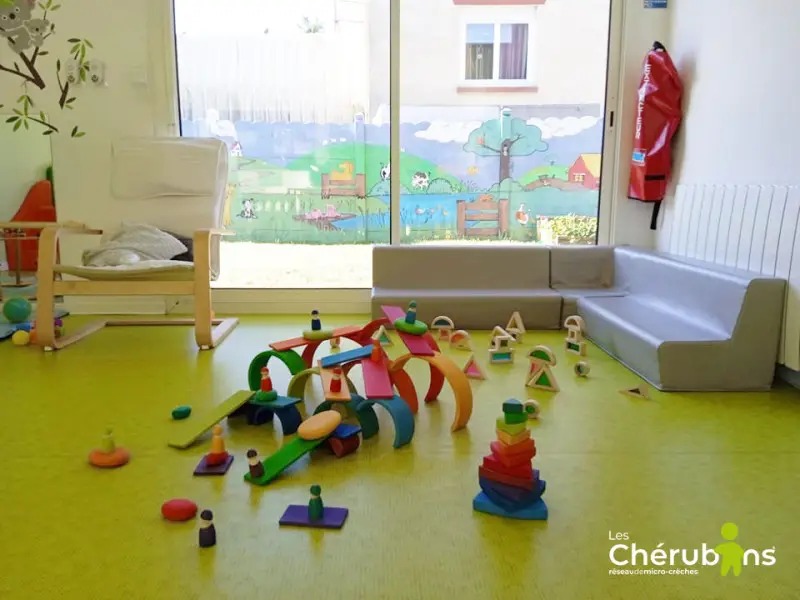 Coin de jeux avec vue sur le jardin de la micro-crèche Les Chérubins à Saint-Grégoire