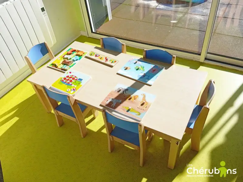 Table de puzzles et jeux calmes de la micro-crèche Les Chérubins à Saint-Grégoire