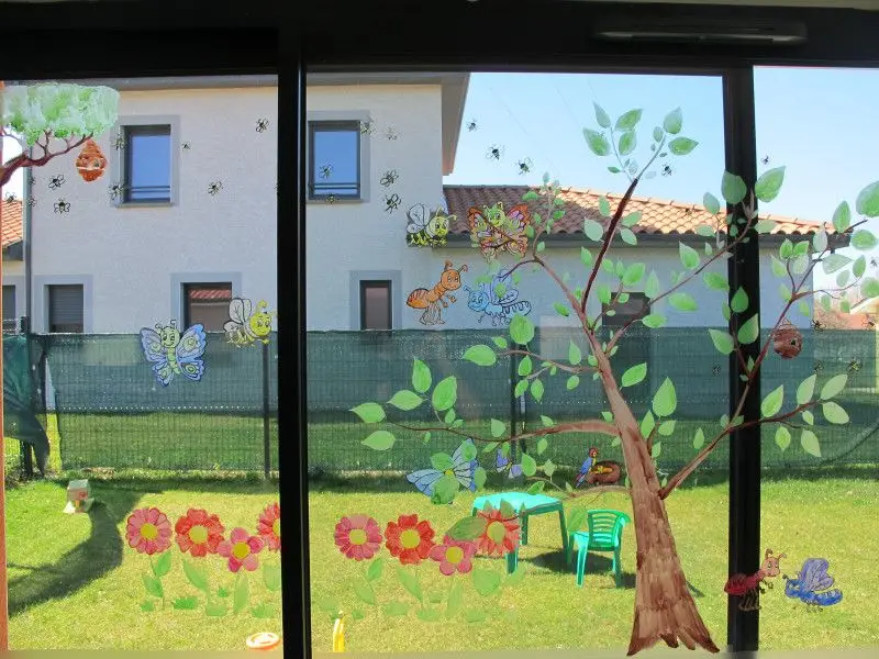Jardin décoré de la micro-crèche Les Chérubins du Revermont à Val Revermont