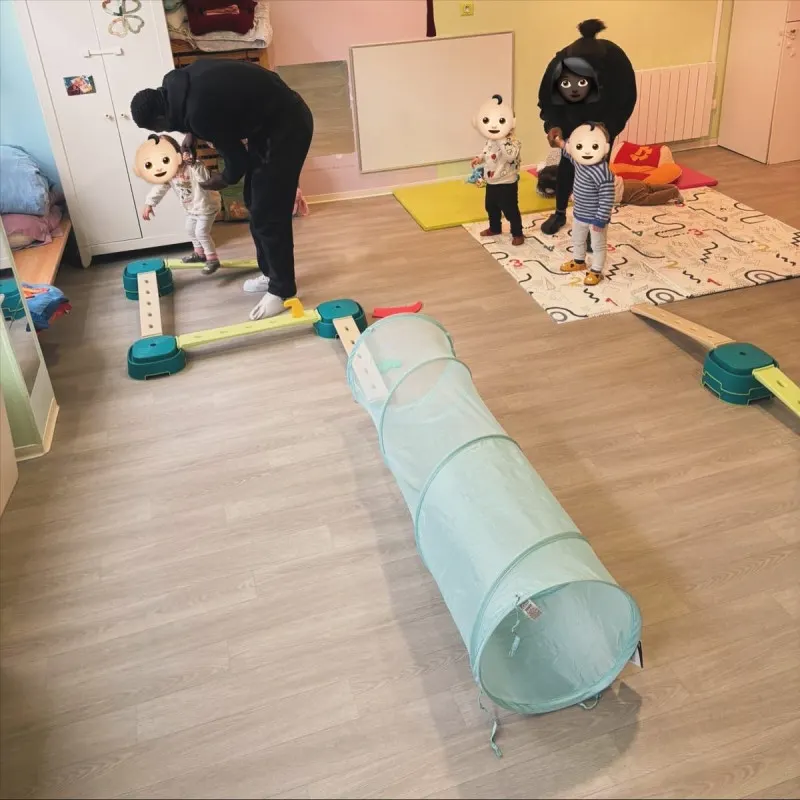 Atelier de motricité encadré par l'équipe de la micro-crèche Les P'tits Explorateurs à Strasbourg