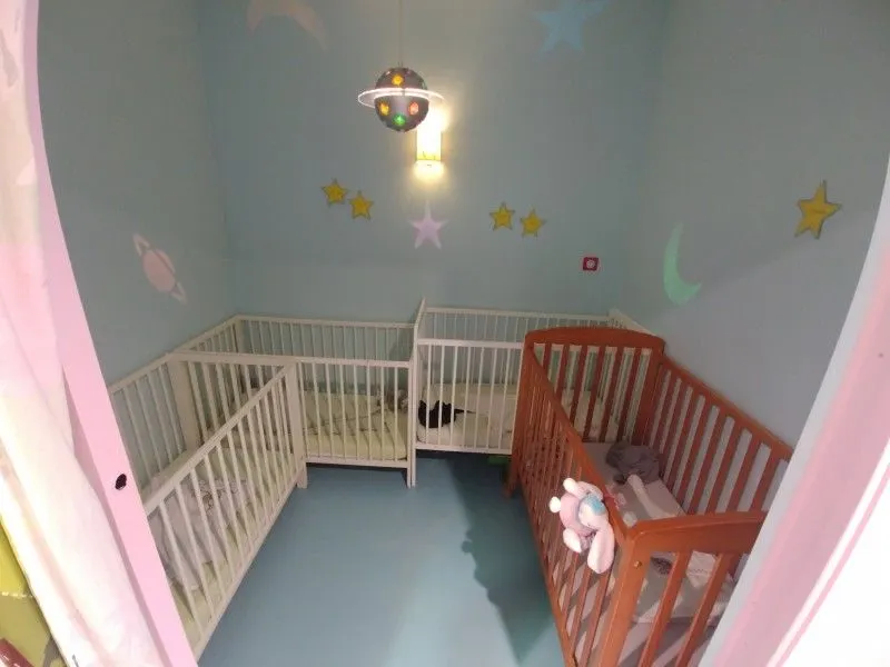 Dortoir thème espace de la micro-crèche Les P'tits Explorateurs à Strasbourg