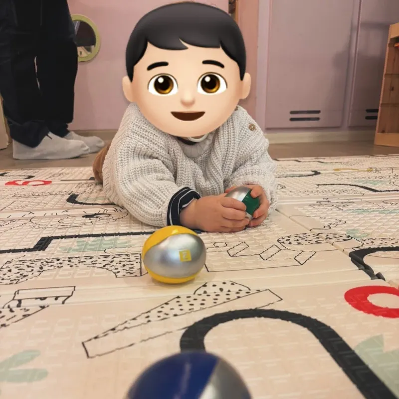 Moment d'éveil d'un bébé à la micro-crèche Les P'tits Explorateurs à Strasbourg