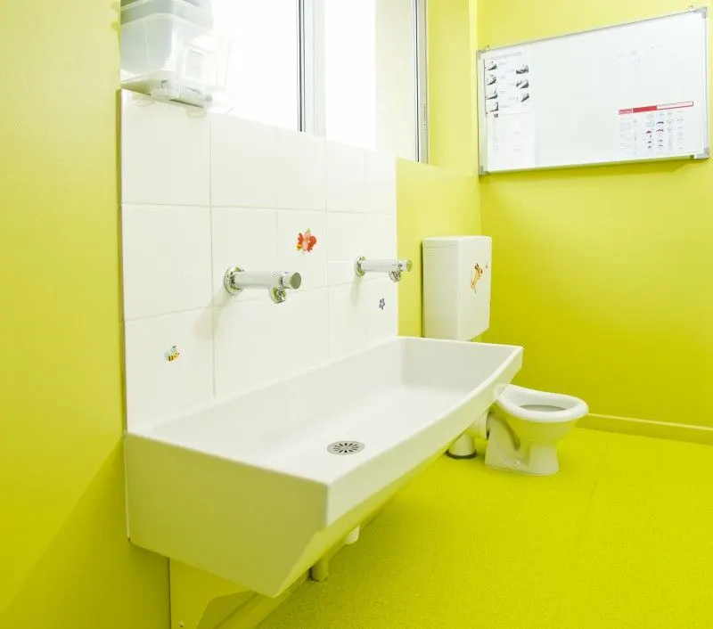 Salle de bain adaptée aux enfants à la micro-crèche L'Archipel des Chérubins