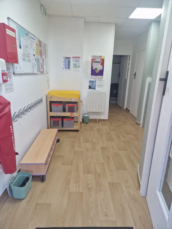 Entrée et vestiaire de la micro-crèche de Fourqueux