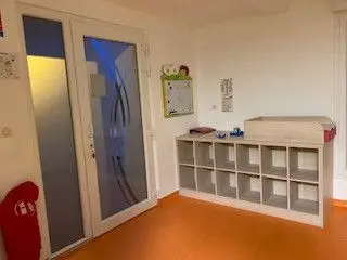 Coin change à l'entrée de la micro-crèche