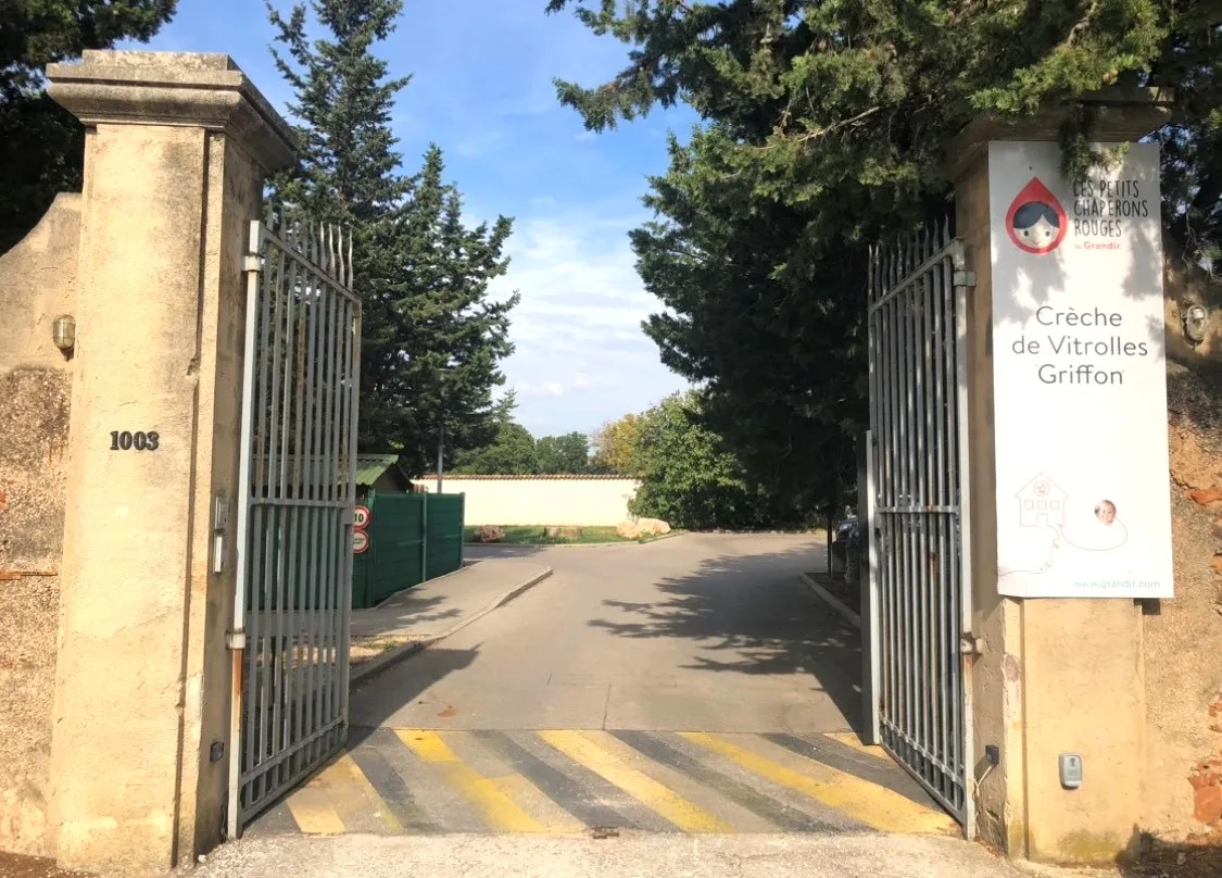 Entrée du domaine de la crèche Vitrolles Griffon, 1003 route de la Seds