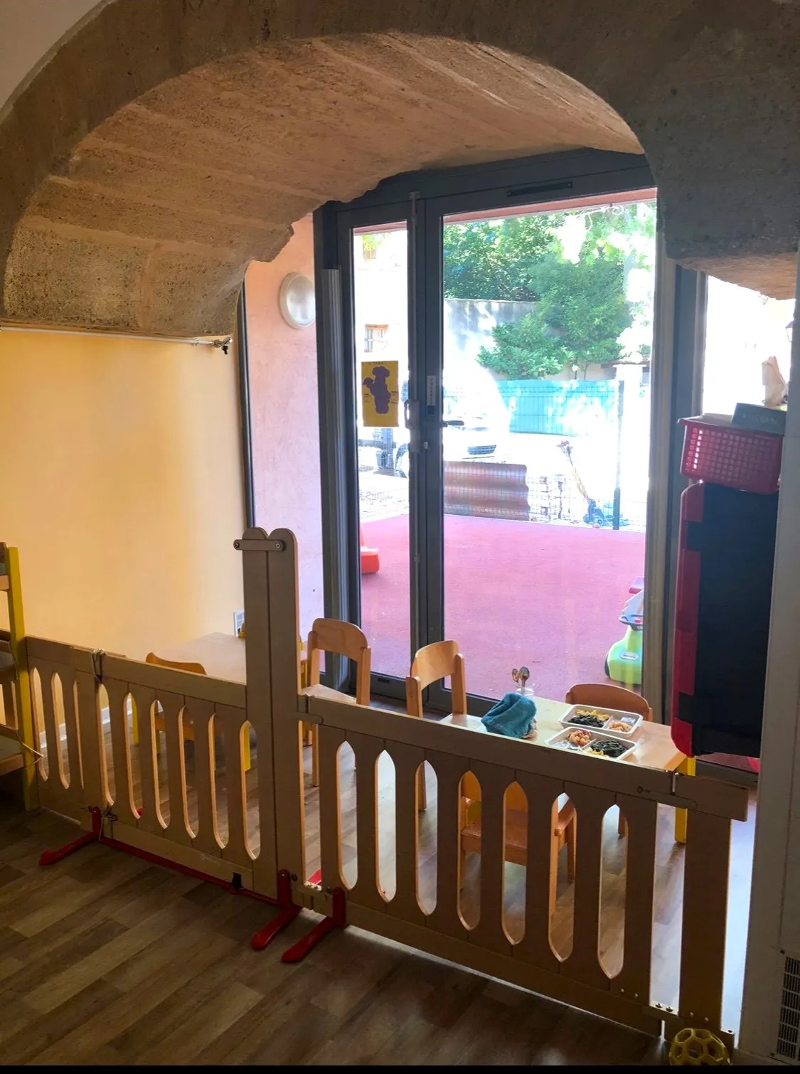 Espace repas donnant sur la terrasse extérieure à la crèche Vitrolles Griffon