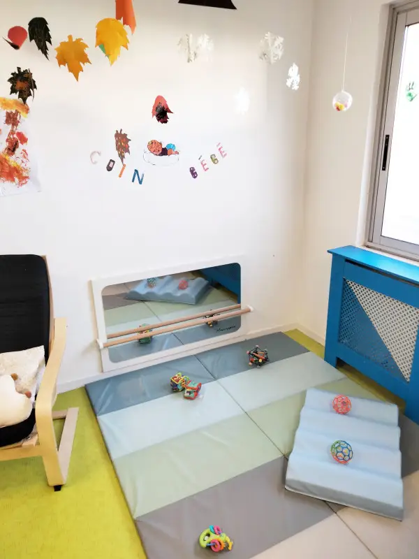Coin d'éveil et de motricité pour les bébés de la micro-crèche Les Chérubins de Montbert